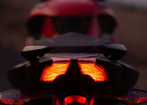 фото стоп-сигнала мотоцикла Bajaj Pulsar NS200 
